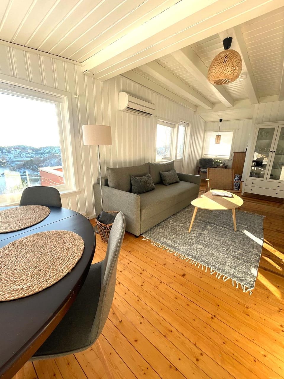 View (from property/room), View (from property/room), Living room, Seating area, City view, City view, Landmark view, Landmark view, Mountain view, Mountain view, Sea view, Sea view, Street view, Street view, Quiet street view