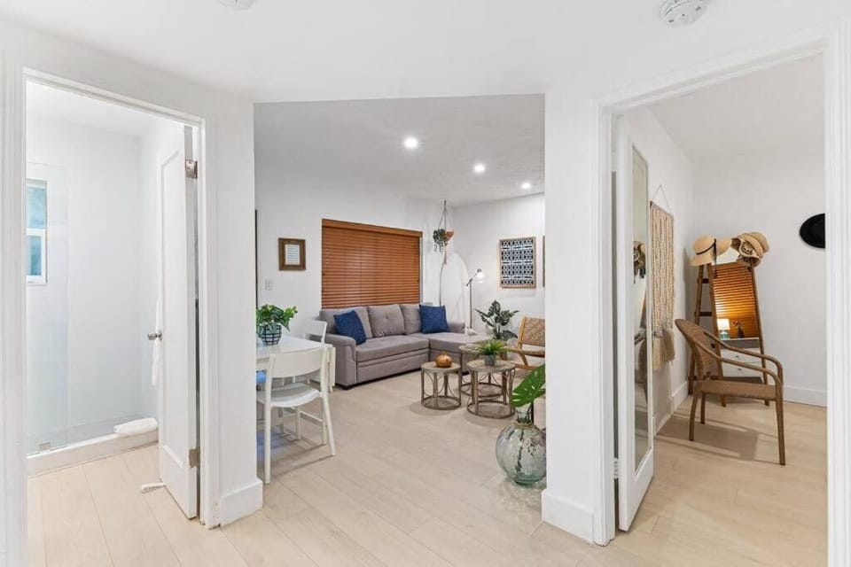 Bright and Stylish Apt in Las Olas Blvd Victoria Park House in Fort Lauderdale