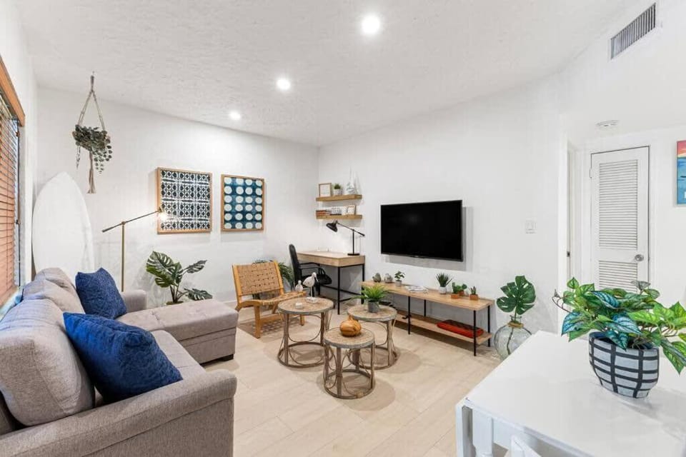 Bright and Stylish Apt in Las Olas Blvd Victoria Park House in Fort Lauderdale