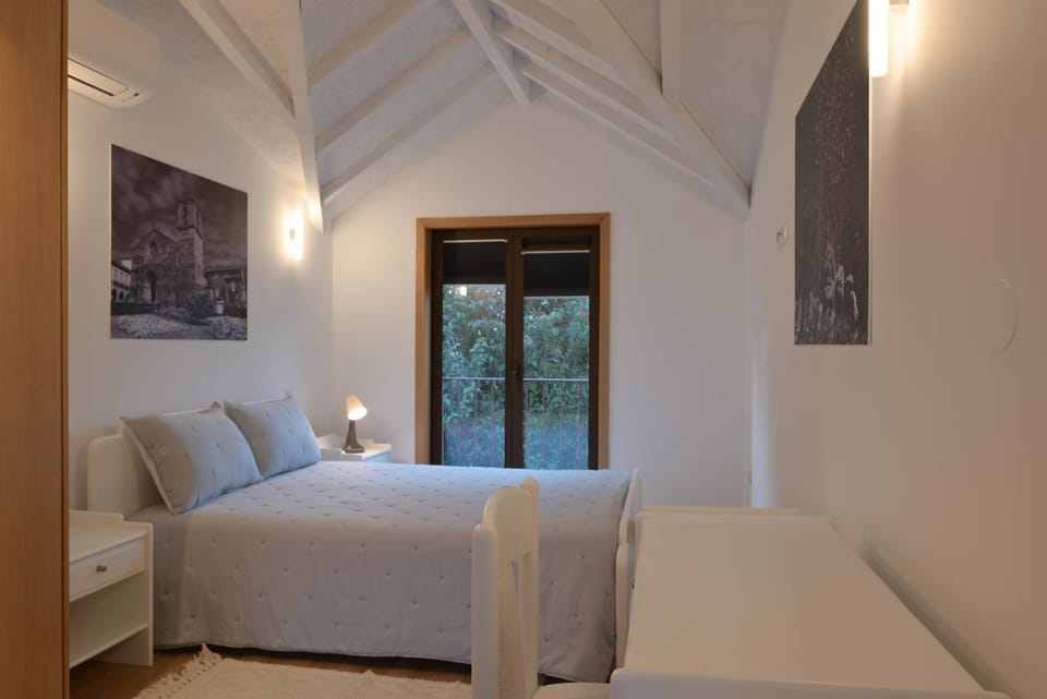 Bed, Photo of the whole room, Seating area, Bedroom