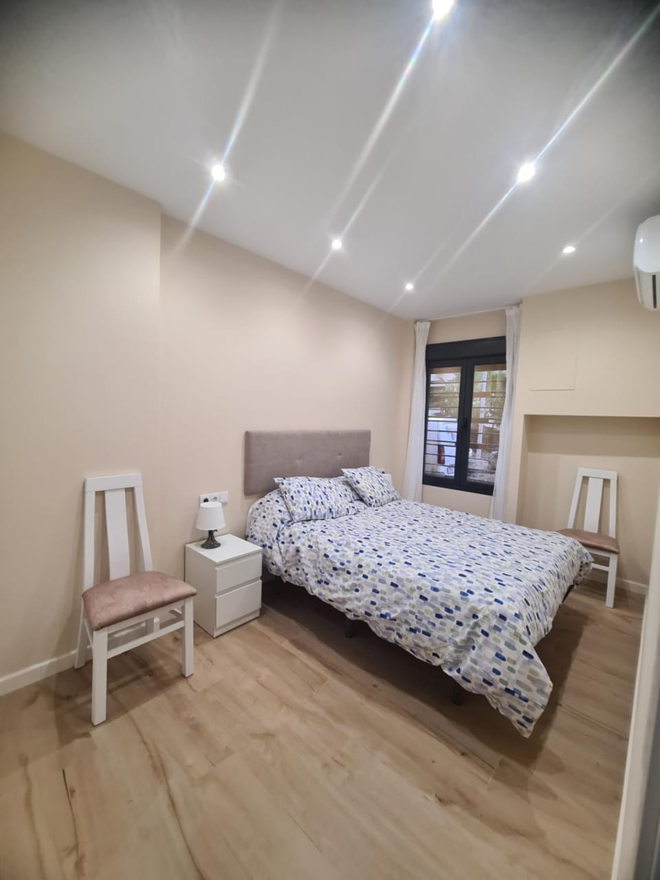 Bed, Photo of the whole room, Bedroom, air conditioner