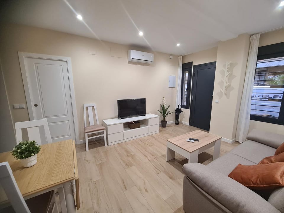 Communal lounge/ TV room, TV and multimedia, Living room, Seating area, air conditioner
