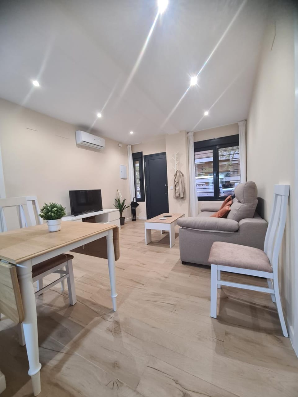 TV and multimedia, Living room, Seating area, Dining area, air conditioner