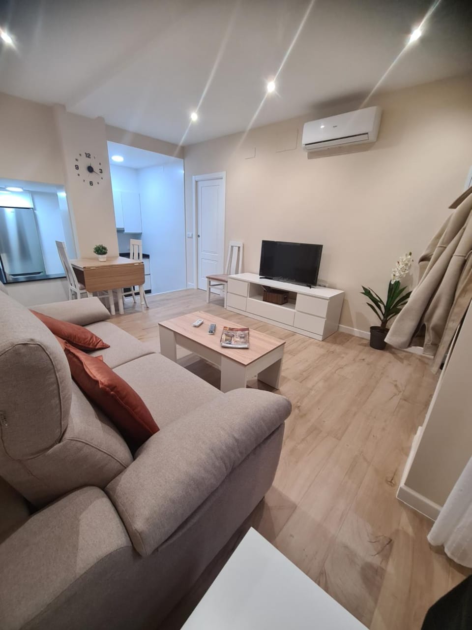 Communal lounge/ TV room, TV and multimedia, Living room, Seating area, Dining area, air conditioner