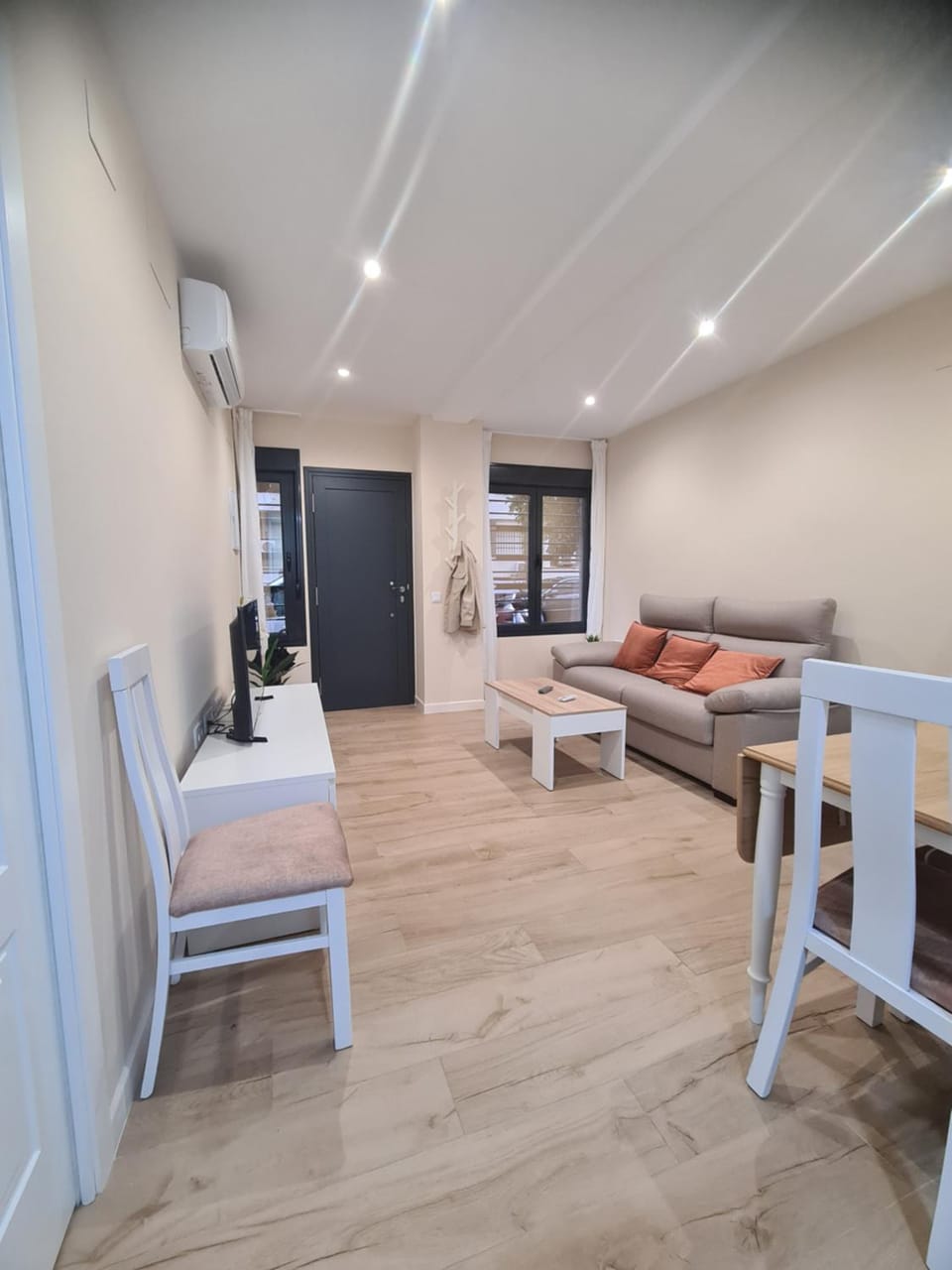 TV and multimedia, Living room, Photo of the whole room, Seating area, Dining area