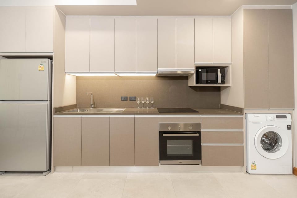 Kitchen or kitchenette, oven, stove, stove, washing machine