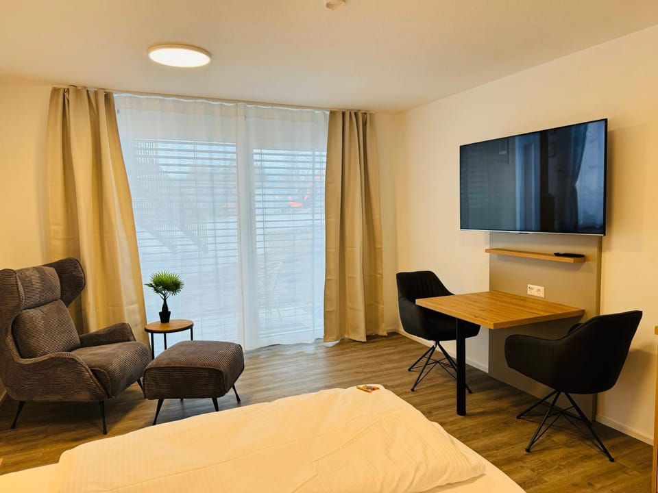 Bed, TV and multimedia, Living room, Photo of the whole room, Seating area, Food, Lunch, cot
