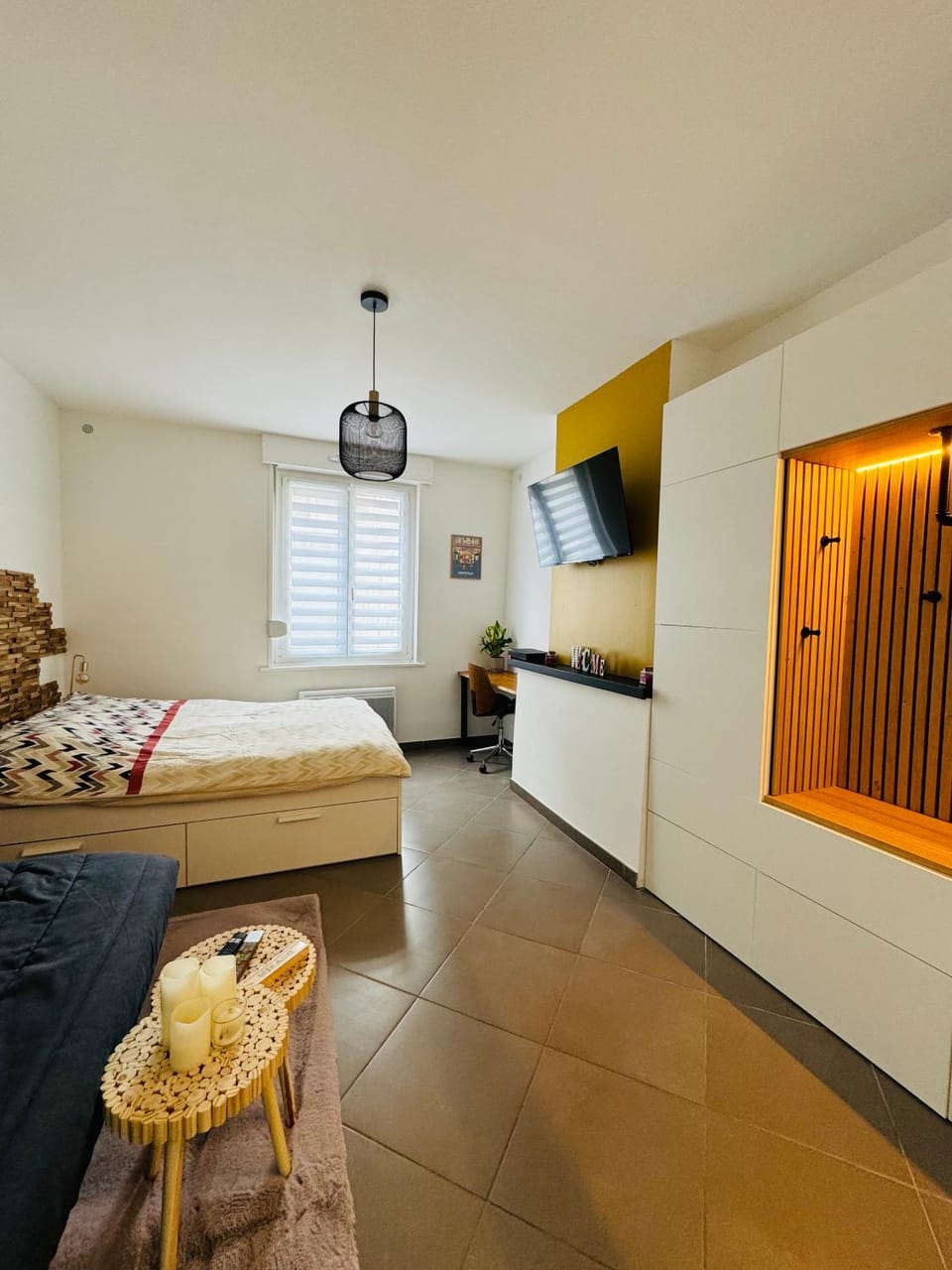 TV and multimedia, Living room, Seating area, Bedroom