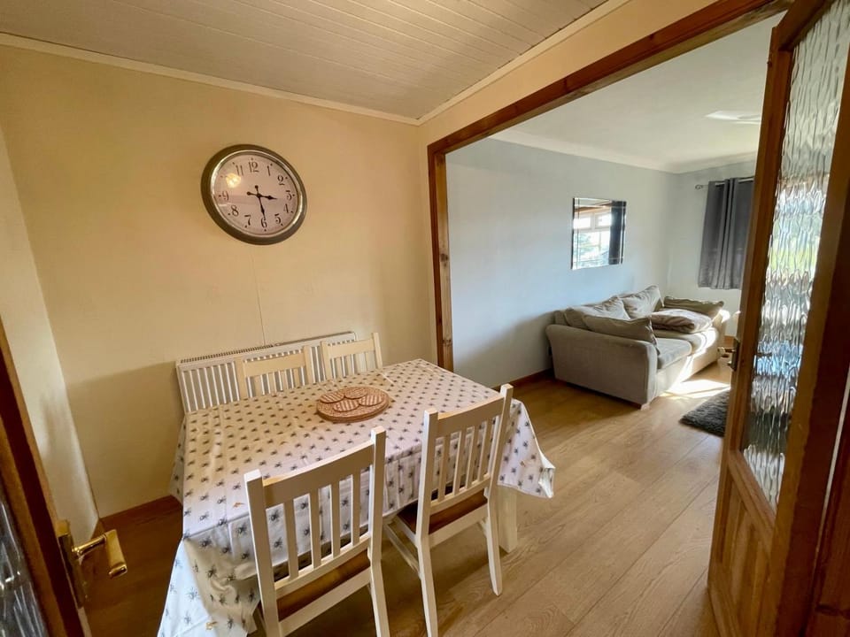 Seating area, Dining area