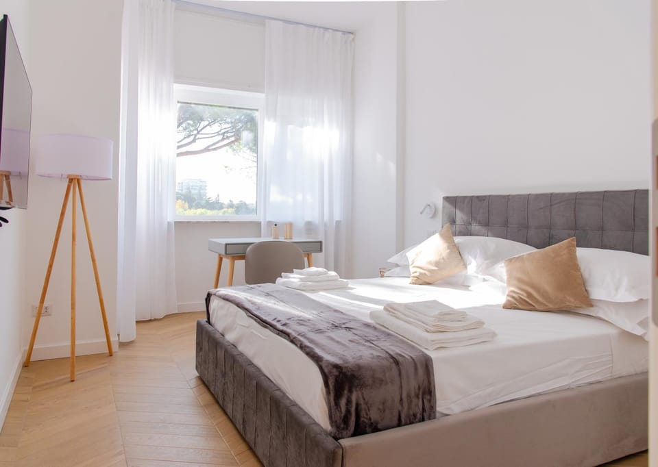 Bed, TV and multimedia, Photo of the whole room, Bedroom
