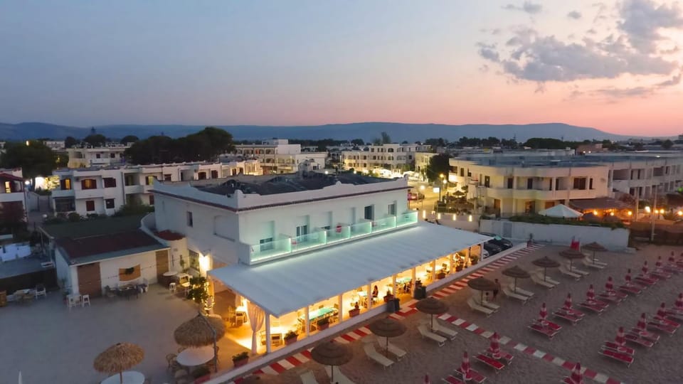 Property building, Nearby landmark, Day, Natural landscape, Bird's eye view, Beach, City view, Sea view, Location, Sunrise, Sunset, Parking, sunbed