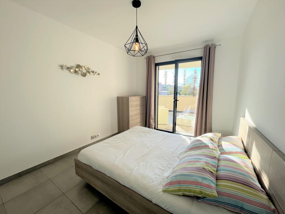 Photo of the whole room, Bedroom