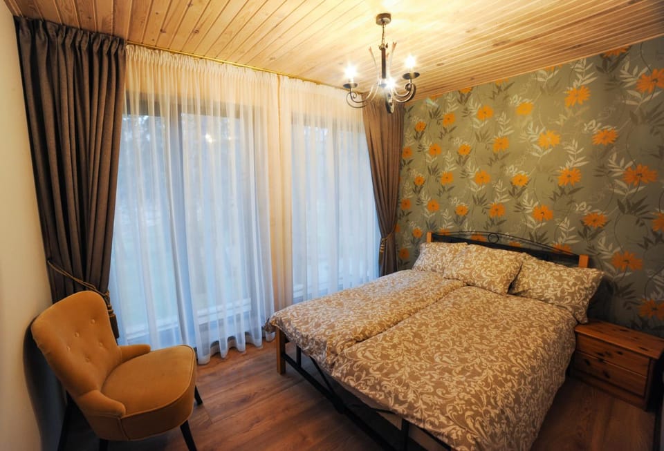 Bed, Photo of the whole room, Seating area, Bedroom