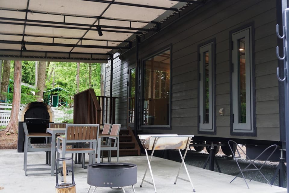 Property building, Patio, BBQ facilities, Balcony/Terrace, Seating area, Dining area
