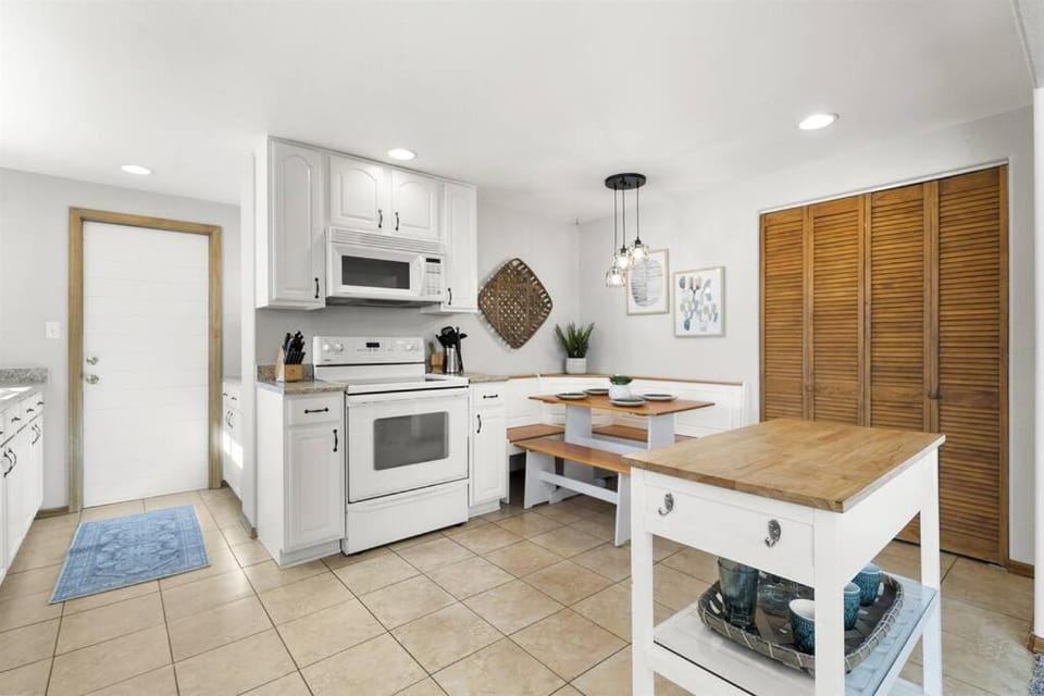 Kitchen or kitchenette, Dining area, minibar, pet friendly, stove