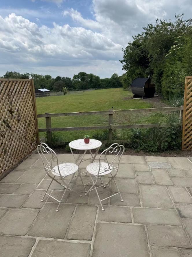 Private Countryside Annexe with Exclusive Wood Burner, Outdoor Hot Shower & Views House in England
