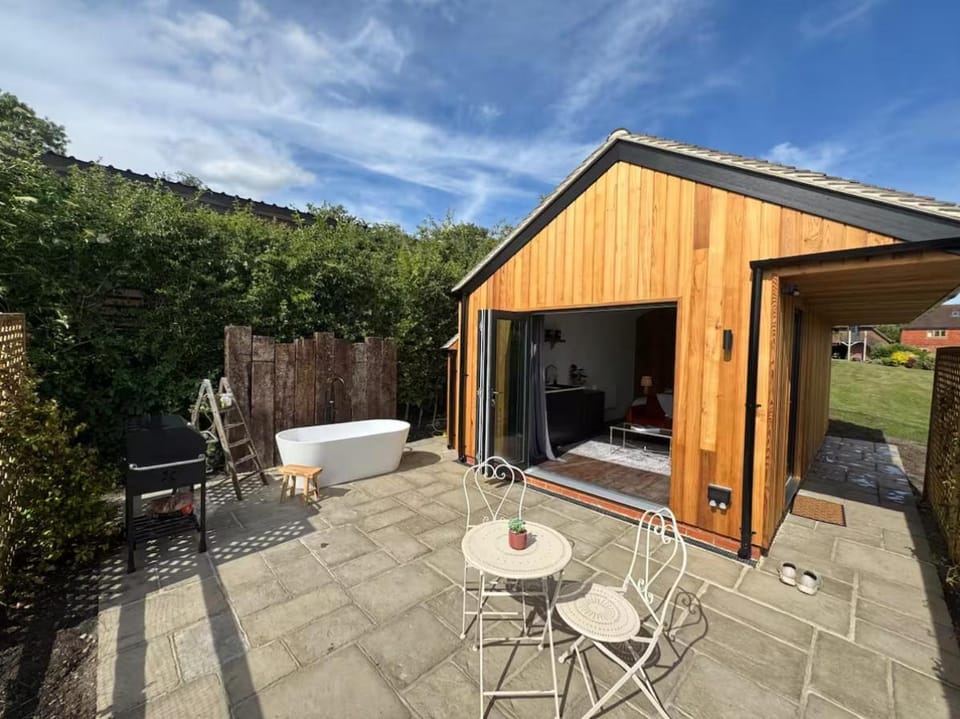 Private Countryside Annexe with Exclusive Wood Burner, Outdoor Hot Shower & Views House in England