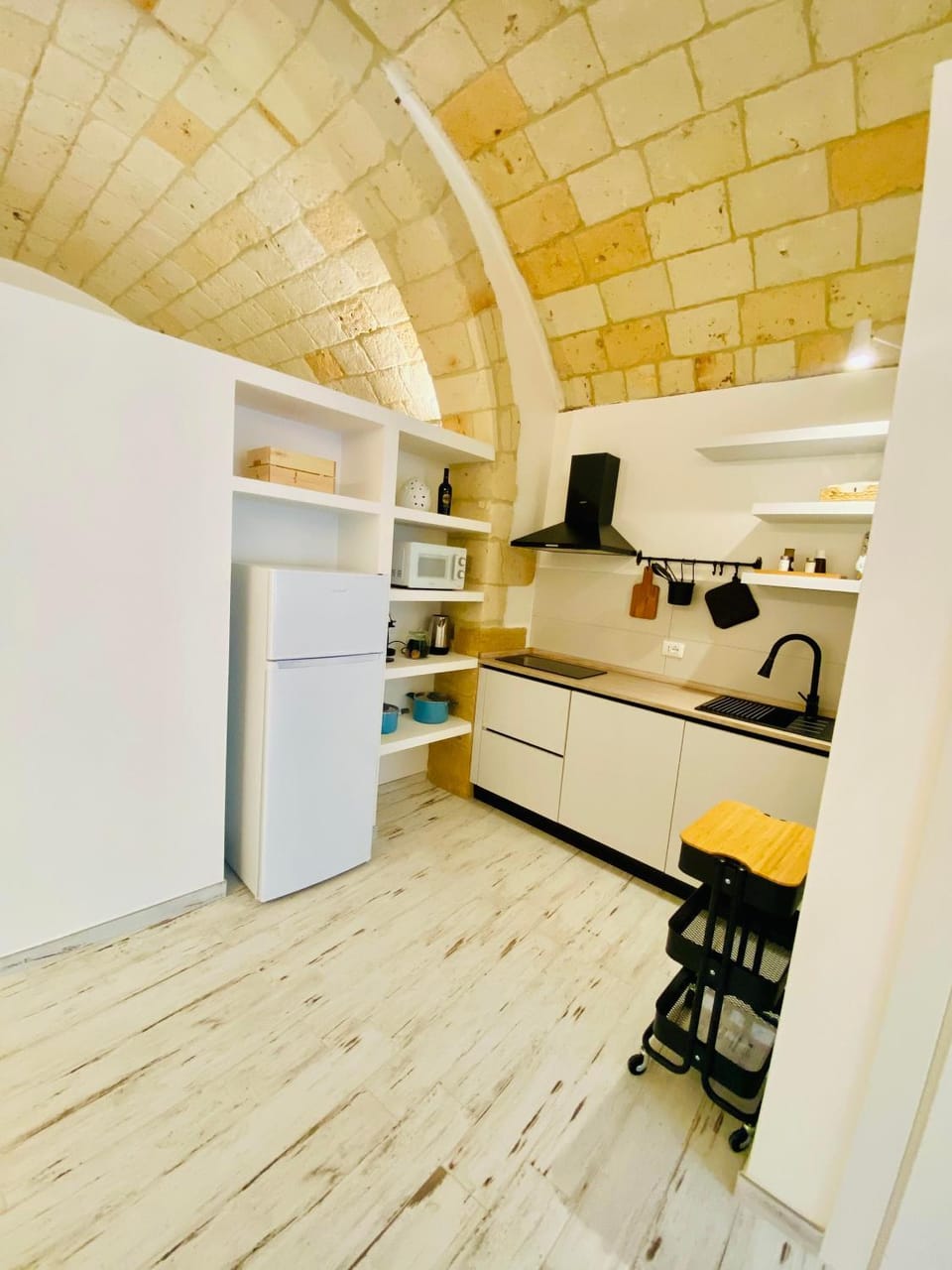 Kitchen or kitchenette, minibar, kitchen