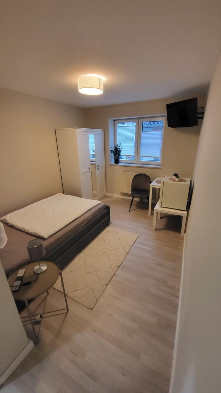Bed, TV and multimedia, Photo of the whole room, Seating area, Bedroom