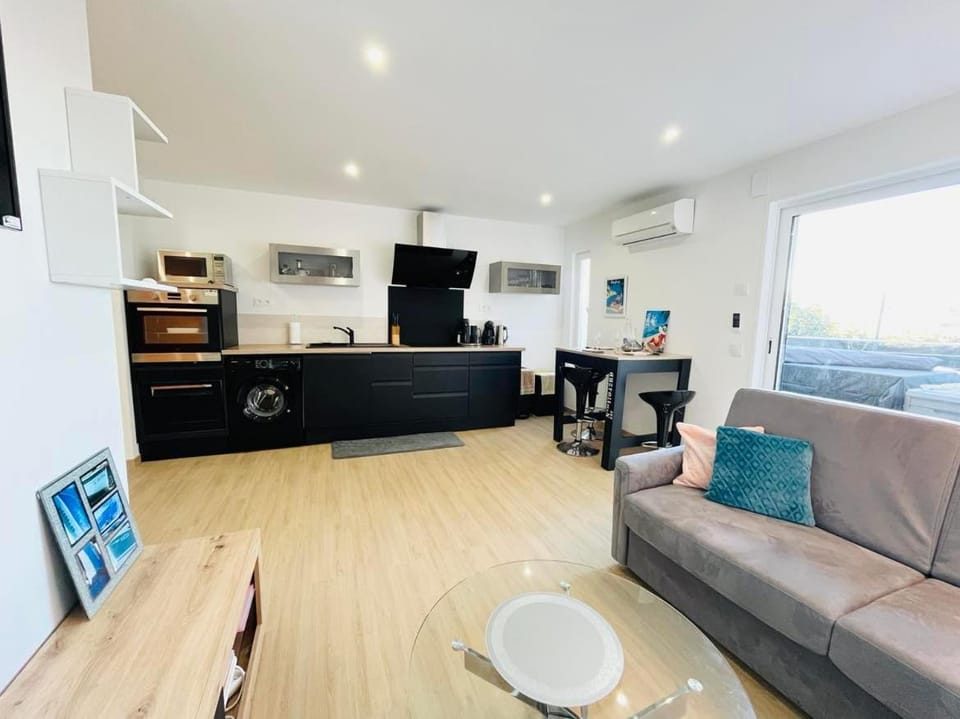 Kitchen or kitchenette, Living room