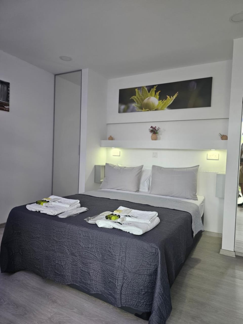 Bed, Bedroom, towels
