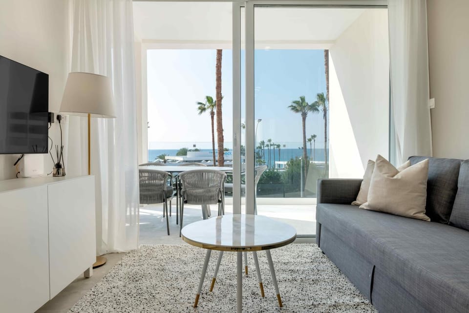 Communal lounge/ TV room, TV and multimedia, View (from property/room), Balcony/Terrace, Living room, Dining area, Evening entertainment