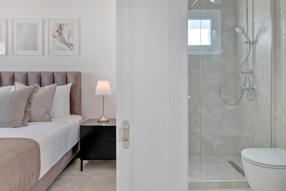 Shower, Toilet, Bed, Bathroom, Photo of the whole room, Bedroom, towels