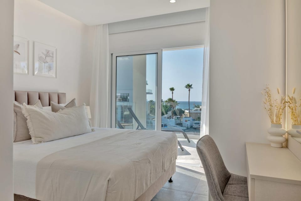 Bed, View (from property/room), Balcony/Terrace, Photo of the whole room, Bedroom, Sea view
