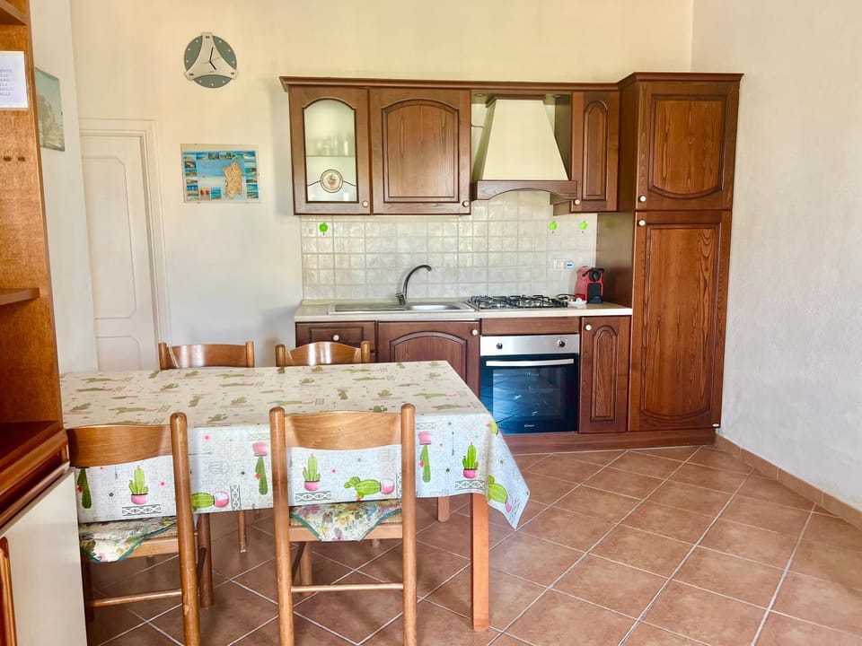 Kitchen or kitchenette, Dining area, oven