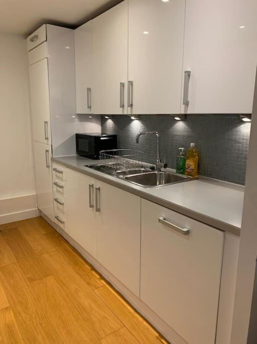 Kitchen or kitchenette, dishwasher, minibar