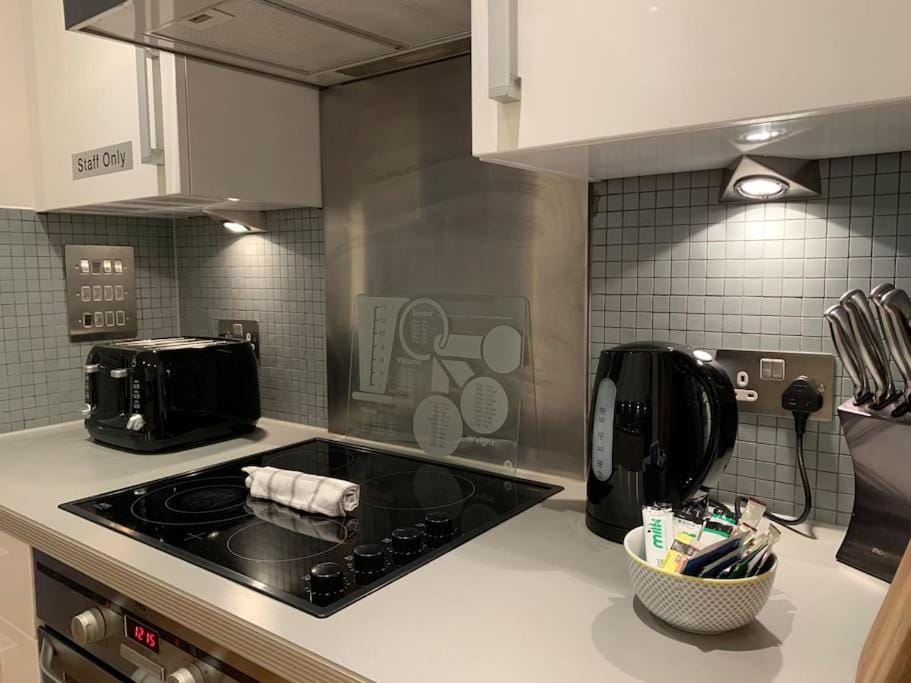 Coffee/tea facilities, Kitchen or kitchenette, stove, toaster