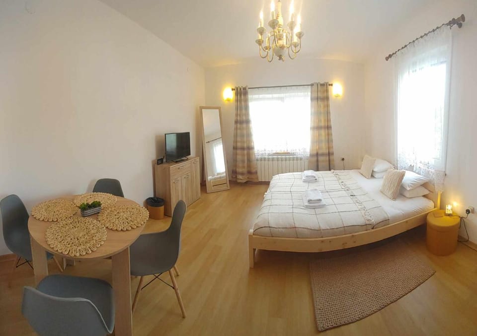 Bed, TV and multimedia, Photo of the whole room, Dining area, Bedroom