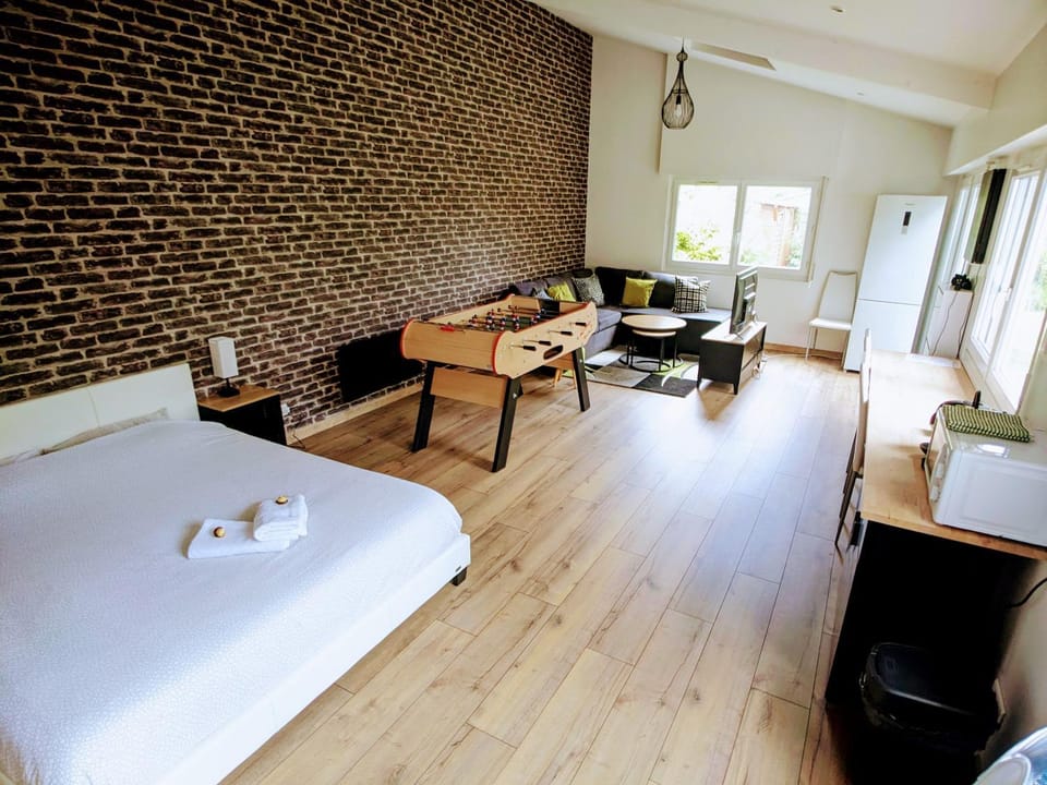 Bed, Living room, Photo of the whole room
