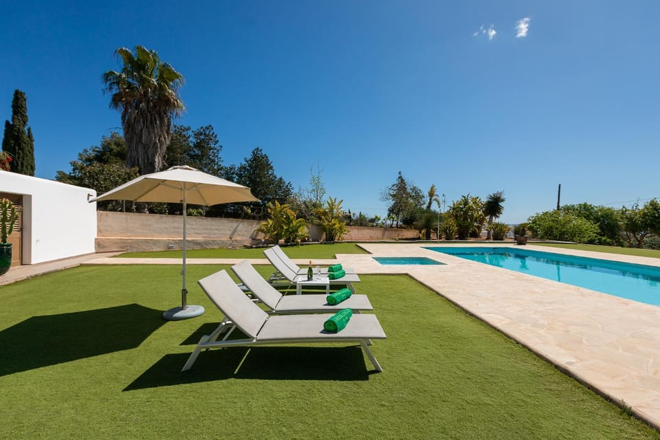 Swimming pool, sunbed