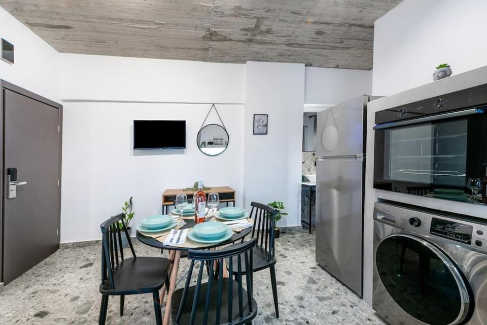 Kitchen or kitchenette, Dining area, minibar, pet friendly, washing machine
