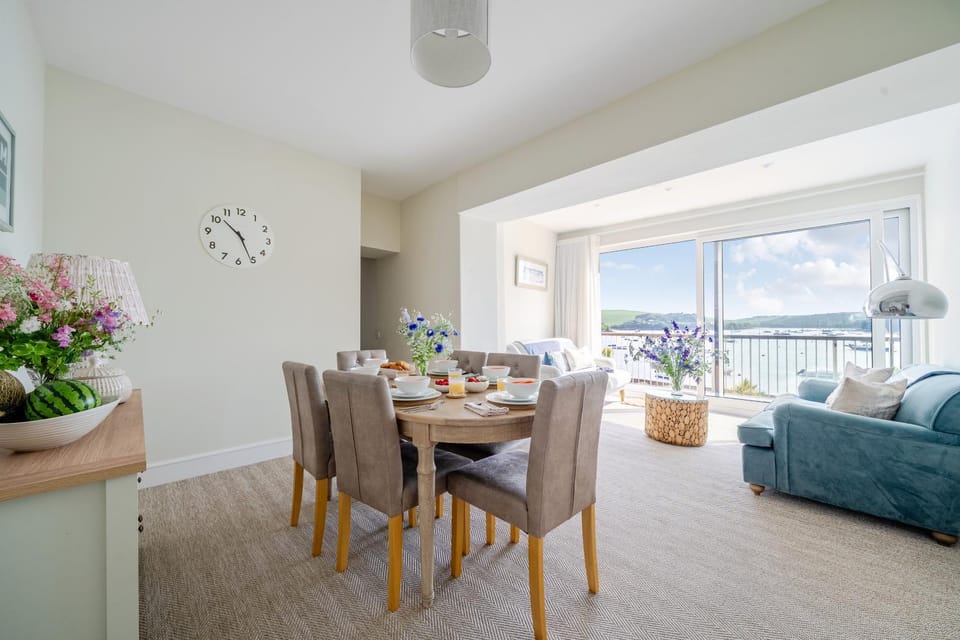 View (from property/room), Living room, Seating area, Dining area