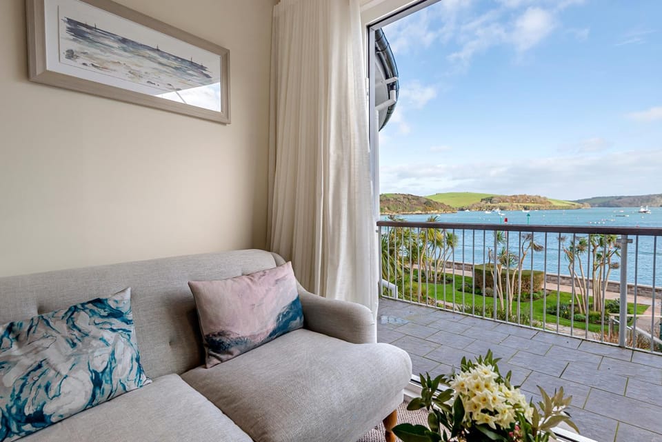 Day, Natural landscape, View (from property/room), Balcony/Terrace, Living room, Seating area, River view, Sea view