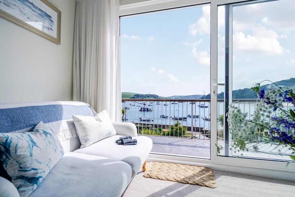 Day, Natural landscape, View (from property/room), Balcony/Terrace, Living room, Seating area, River view, Sea view