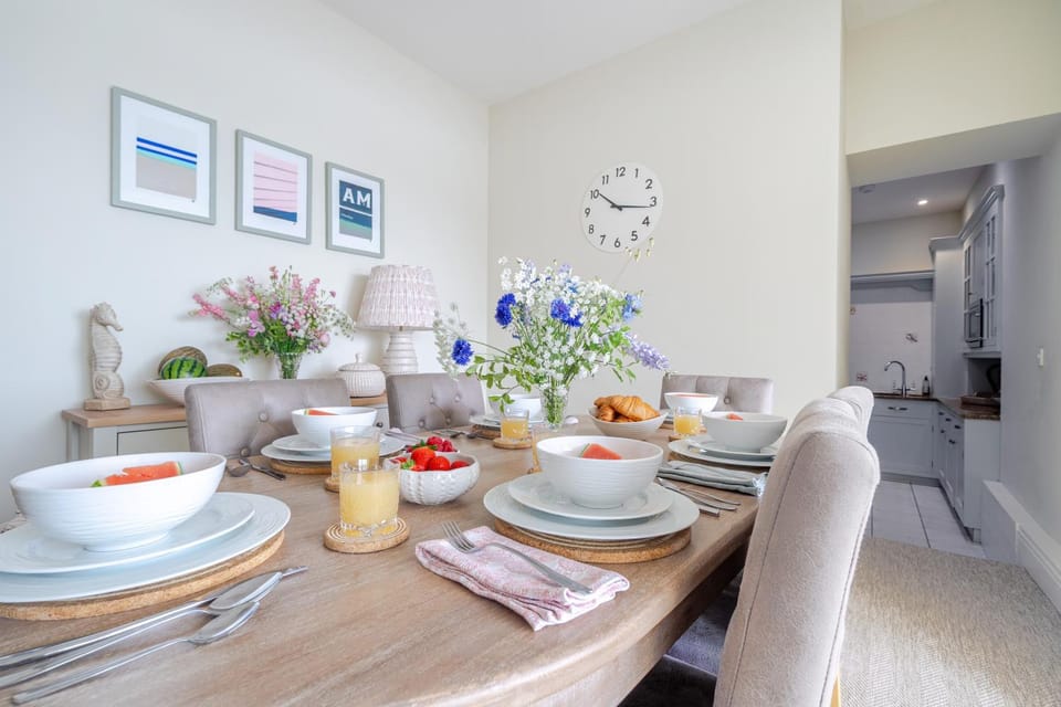 Living room, Food and drinks, Dining area, Food