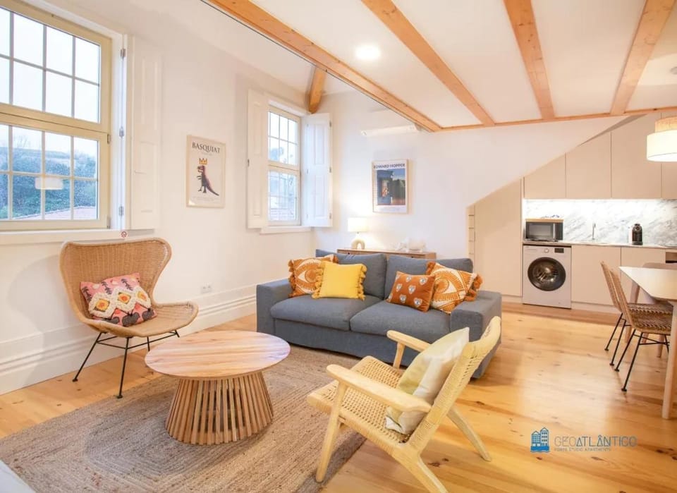 Coffee/tea facilities, Living room, Decorative detail, Seating area, minibar, washing machine, kitchen