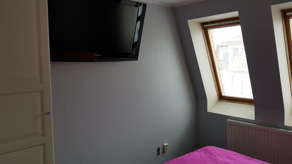 Bed, TV and multimedia, Bedroom