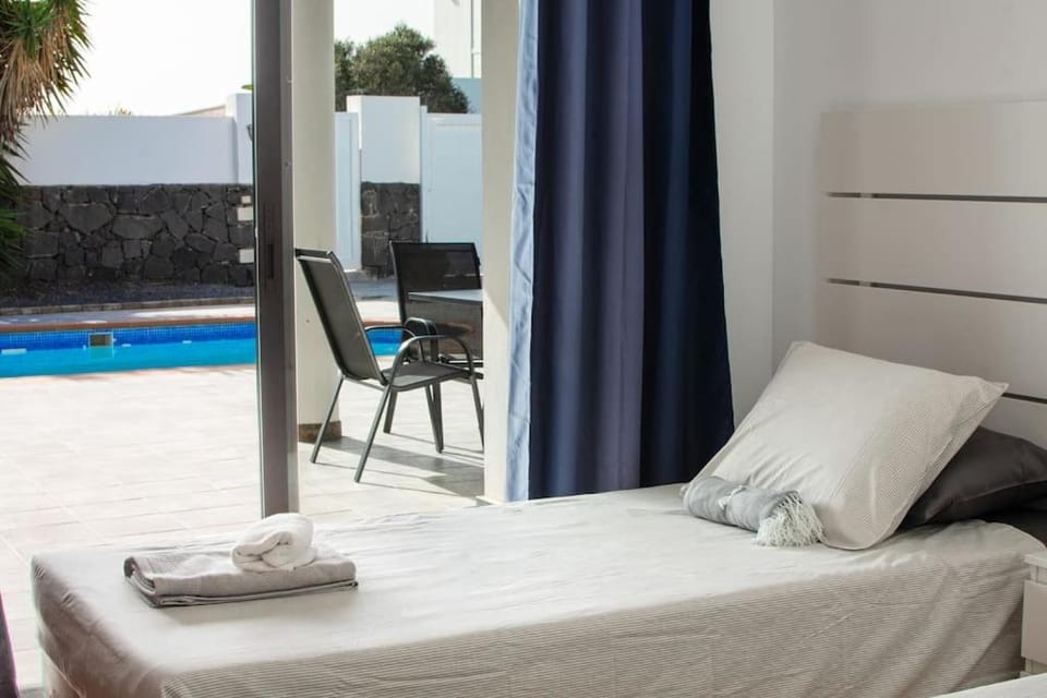 Casa Marlay Spacious, heated Pool, BBQ & Fast Wi-Fi only 15 minutes walk to town House in Playa Blanca