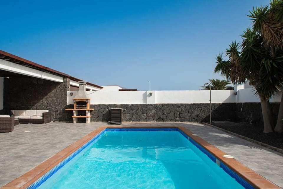 Casa Marlay Spacious, heated Pool, BBQ & Fast Wi-Fi only 15 minutes walk to town House in Playa Blanca