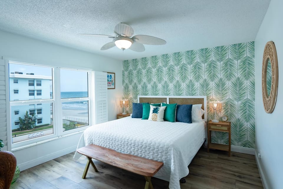 Stunning coastal condo with ocean and pool views from the balcony! House in Edgewater