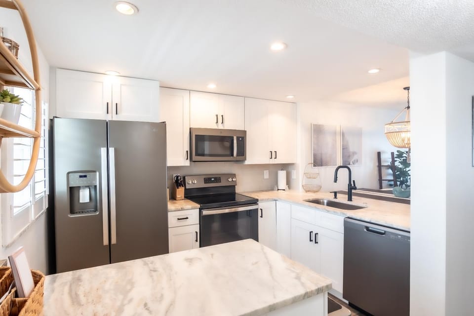 Stunning coastal condo with ocean and pool views from the balcony! House in Edgewater