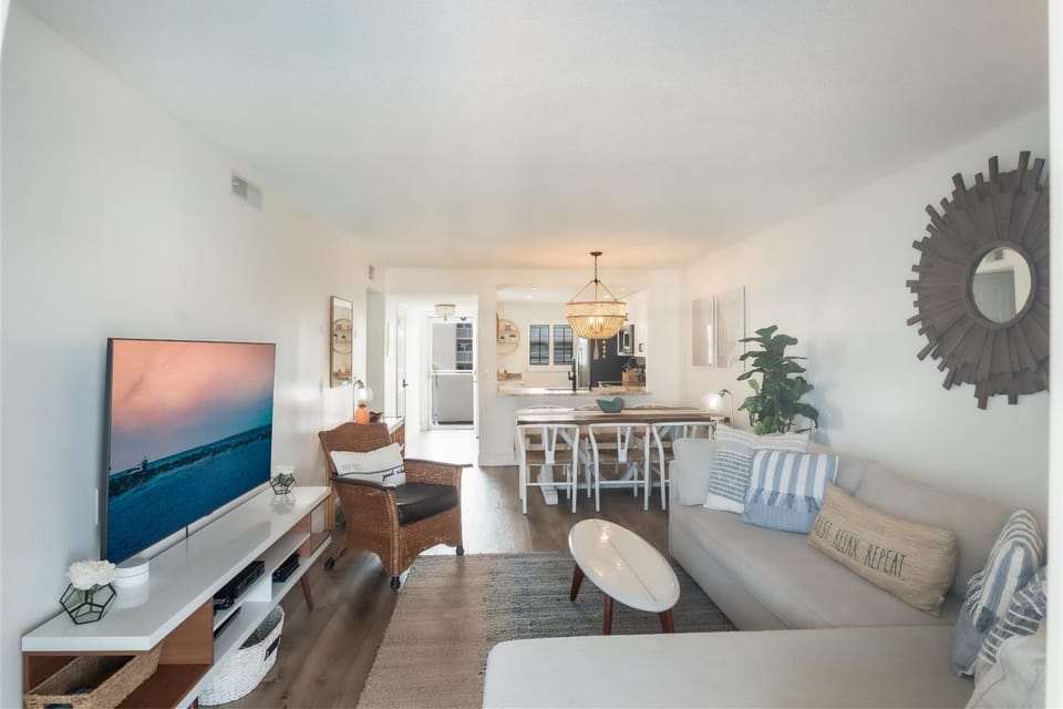 Stunning coastal condo with ocean and pool views from the balcony! House in Edgewater