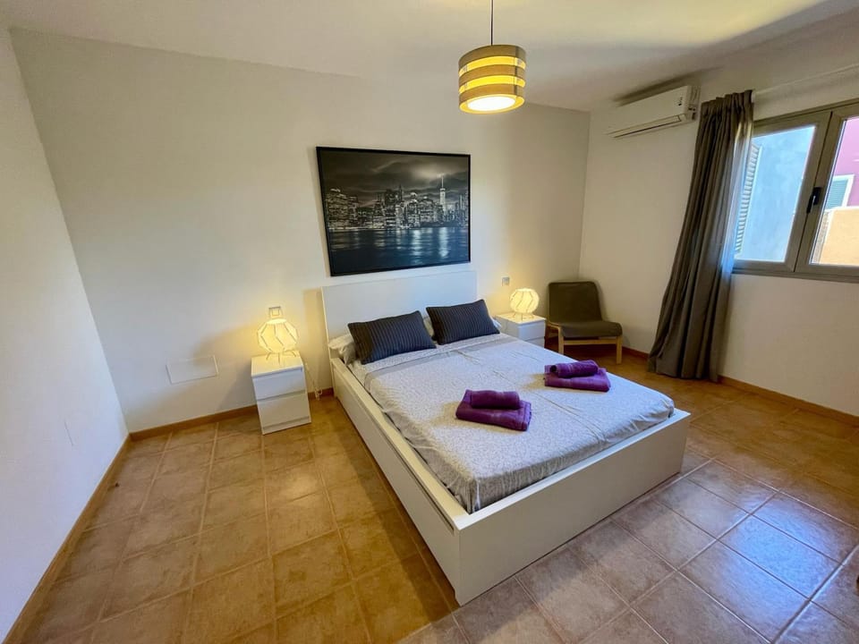 Bed, Photo of the whole room, Bedroom, fireplace, fireplace, towels, towels, air conditioner, air conditioner