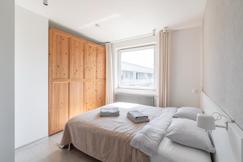 Bed, Bedroom, towels, wardrobe