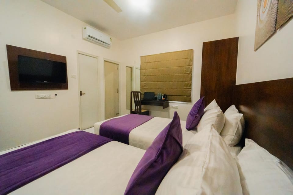 Bed, Photo of the whole room, Bedroom, air conditioner