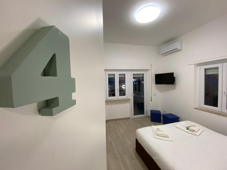 Bed, TV and multimedia, Photo of the whole room, Bedroom, towels, air conditioner
